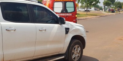 Rolim de Moura -  Funcionário de lavador, conduzindo caminhonete de cliente, se envolve em acidente de trânsito no Centro da cidade 