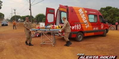 Rolim de Moura -  Condutora de moto cruza Avenida Paraná e acaba atingida por caminhonete no Bairro Boa Esperança 