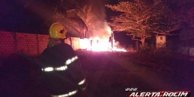 Rolim de Moura -  Moradia de madeira é consumida pelo fogo no Bairro Centenário 