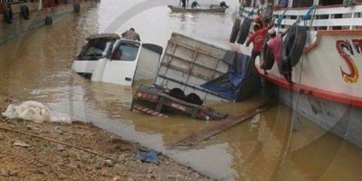 Carreta afunda no Rio Madeira com 300 fardos de açúcar