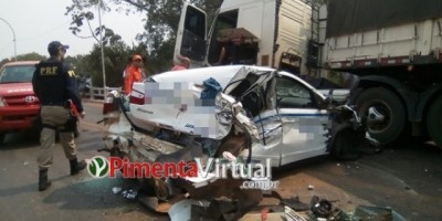 Táxi fica destruído após se envolver em acidente na BR-364 em Pimenta Bueno