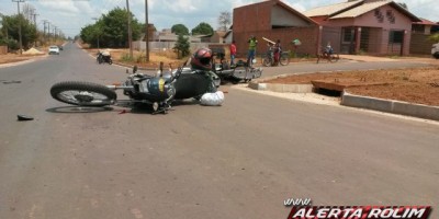 Rolim de Moura -  Dois condutores de motocicletas ficam feridos após colidirem no Bairro Cidade Alta 
