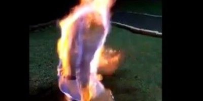 De brincadeira: homem taca fogo no próprio corpo e pula em lago em MT - Vídeo