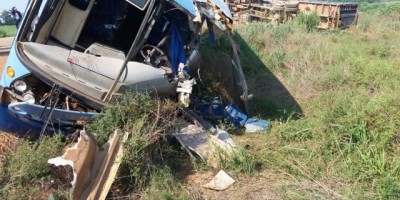 Grave colisão entre ônibus da Marlin e caminhão deixa vários feridos na BR421