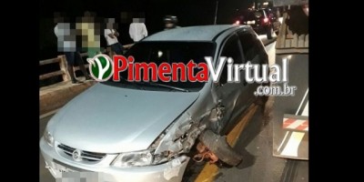 Ao tentar desviar de ciclista, motorista colide veículo contra carreta na BR-364 em Pimenta Bueno