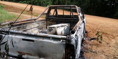 Caminhonete é incendiada e abandonada com cofre na carroceria em Alto Paraíso