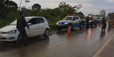 Homens são mortos a tiros dentro de carro na BR-421 em Ariquemes