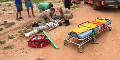 Rolim de Moura -  Motociclista sofre fratura exposta em uma das pernas após colidir contra carro na linha 180 
