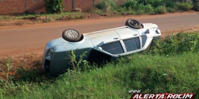 Rolim de Moura -  Após colisão, carro acaba tombando na Avenida Espirito Santo 