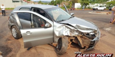 Rolim de Moura -  Forte colisão entre dois carros no Bairro Beira Rio resulta em um ferido 