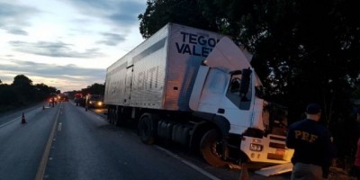 Mato Grosso -Carreta e ônibus com 37 pessoas batem de frente e motorista morre 