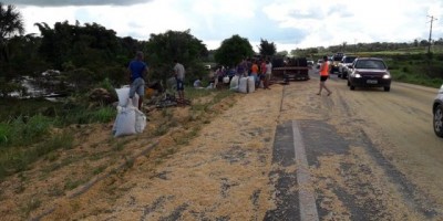 Para não bater de frente, motorista faz manobra brusca e tomba carreta às margens da BR-364