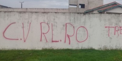 Rolim de Moura -  Muros do Semiaberto e do Cemitério Municipal são pichados com as siglas do Comando Vermelho 