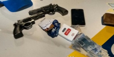 Rolim de Moura – Homem é detido pela PM com dois simulacros de arma de fogo