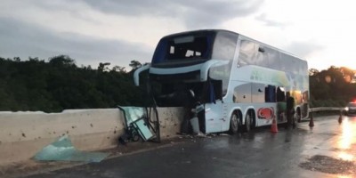 Ônibus  bate em cabeceira de ponte e deixa quatro feridos na BR-364