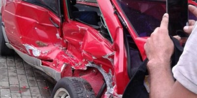 Automóvel estacionado é destruído por trator em Ouro Preto do Oeste