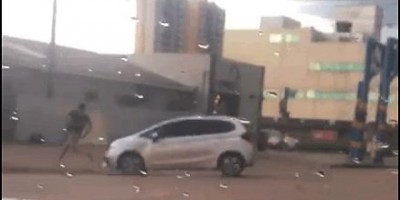 VÍDEO: Mulher atropela homem após briga no trânsito da capital
