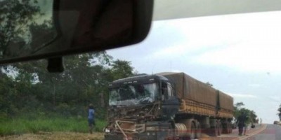 Motociclista morre ao bater de frente com carreta na BR-364 - Vídeo