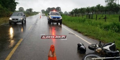 Santa Luzia - Pai e filho ficam feridos após colidirem moto em carro que aquaplanou na RO-383