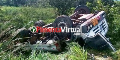Caminhão-tanque carregado com diesel tomba na BR-364 em Pimenta Bueno