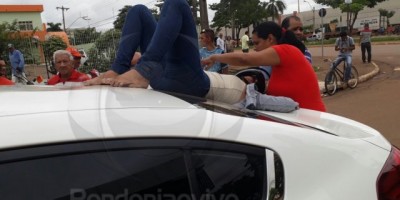 Porto Velho -  Mulher vai parar em cima de carro após violenta colisão
