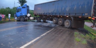 Motorista perde controle da direção de carreta na BR-364 e atinge motociclista próximo à Curva da Morte