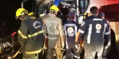 Motorista de ônibus fica preso às ferragens após colisão com caminhão na BR-364 entre Ariquemes e Jaru
