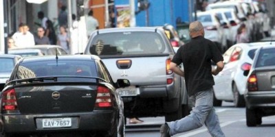 Multa para pedestres e ciclistas passa a valer em abril