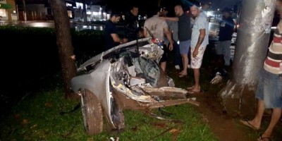 Carro parte ao meio e cai em vala ao bater em pilar de ferro, em Porto Velho 