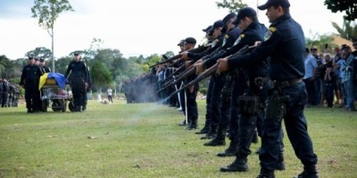 Com honras militares e muita emoção, policial morta em capotamento é enterrada, em Porto Velho