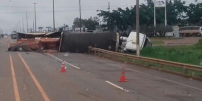 Carreta com carga de madeira tomba na entrada de posto de combustíveis em Vilhena