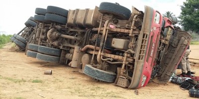 Motorista sofre mal súbito e caminhão tomba na BR-364