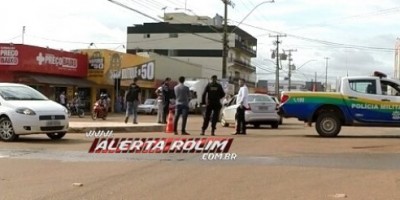 Rolim de Moura  -  Polícia Militar registra colisão entre carro e moto no Centro da cidade 