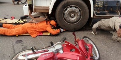 Mulher é socorrida em estado grave depois de ficar presa embaixo de carreta, em Vilhena