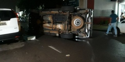 Porto Velho -  Lavador bêbado pega carro de cliente em posto e acaba causando acidente com capotamento