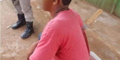 Jovem fica com faca cravada nas costas após discussão no interior do Acre