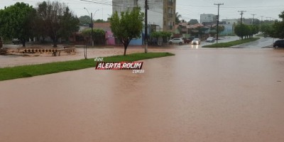 Rolim de Moura  - Devido a chuva, igarapé transborda e Rua Rio Madeira está intrafegável 