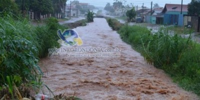 Rolim de Moura – Forte chuva provoca alagamentos em bairros