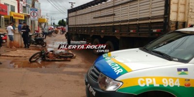 Rolim de Moura – Acidente na Rotatória no Centro da cidade entre moto e caminhão resulta em um motociclista ferido