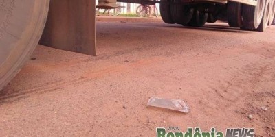 Criança é atropelada por carreta ao atravessar a rua atrás de pipa, em Rolim de Moura