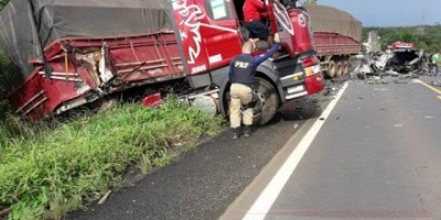 BR-364: Colisão entre carretas deixa motorista em estado gravíssimo; cabine ficou no meio da pista-vídeo