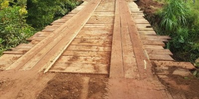 Rolim de Moura – SEMOSP atende pedido do vereador Chico do Sindicato e reconstrói ponte de madeira na linha 192 Norte