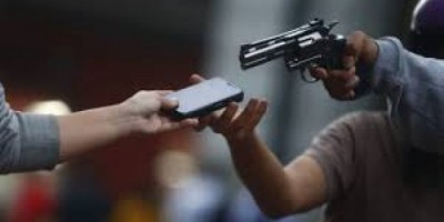 Rolim de Moura  -  Bandidos em Biz vermelha roubam aparelho celular no Bairro Centenário 