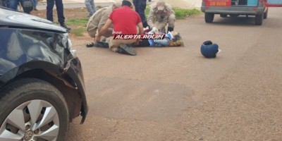 Rolim de Moura  -  Mulher é socorrida com suspeita de fratura em uma das pernas após ser atingida por carro em acidente de trânsito no Centro da cidade