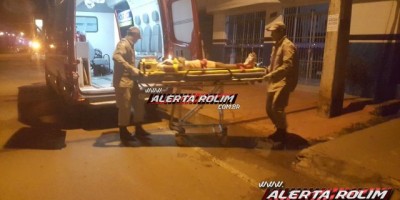 Rolim de Moura – Mulheres sofrem queda de moto, após baterem em buraco no Centro da cidade