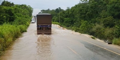 Igarapé transborda e alaga BR-364 entre Médici e Cacoal