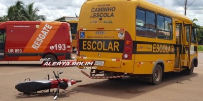 Rolim de Moura  -  Moto colide em ônibus escolar no Centro da cidade - Vídeo