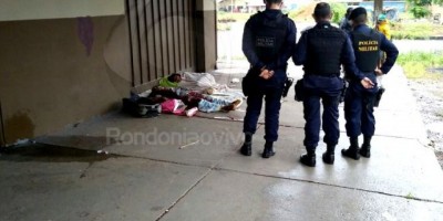Morador de rua é morto a facada e esposa dorme ao lado do corpo, em Porto Velho