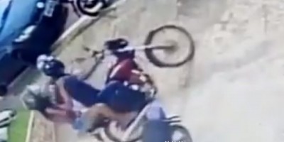 Rolim de Moura - Câmeras flagram casal furtando moto no Centro da cidade