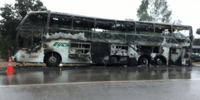 Ônibus da Eucatur pega fogo na BR 364 entre Porto Velho e Ariquemes